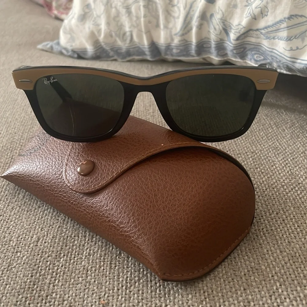 Ray-Ban Wayfarer Sunglasses in Black and Tan/Gold